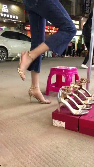 女王穿高跟鞋踩男视频,高跟鞋女王踩踏男子的震撼瞬间