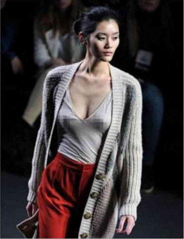 秦舒培脱鞋走秀视频,惊艳全场！