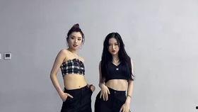 丝袜短裙美女家中热舞,性感魅力一展无遗